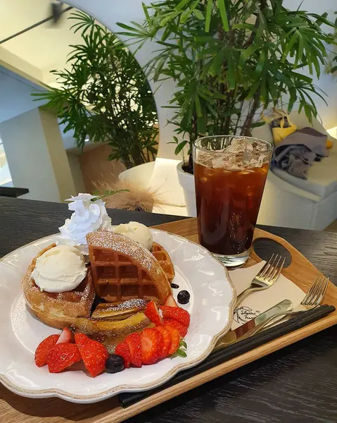 Lezzetli ve taze meyveli kek.