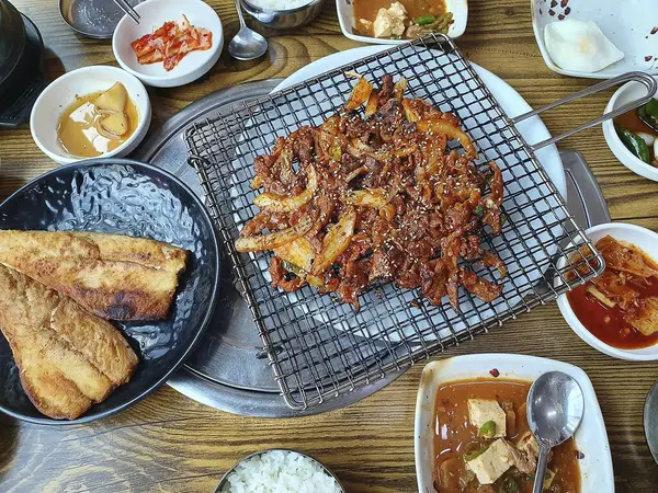 Kore yemeği, kızarmış domuz, sebze ve baharatlar.