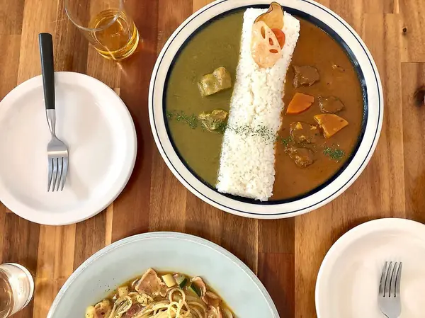 Lezzetli yemekler ve lezzetli bir çorba ile masa manzarası.