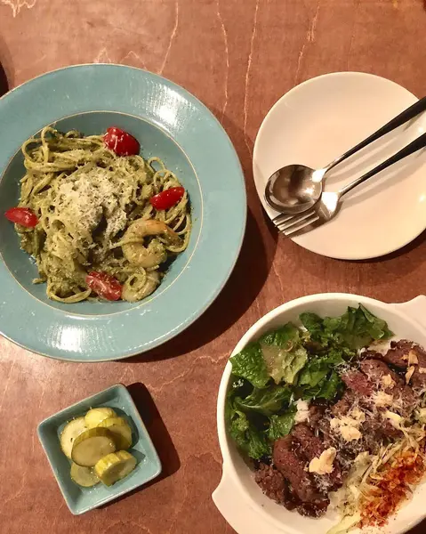 Sebzeli ve peynirli spagetti