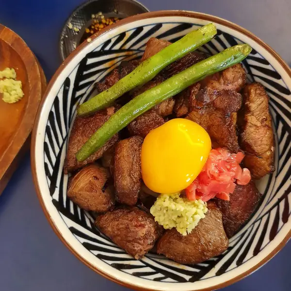 Baharatlı ve sebzeli ızgara biftek.