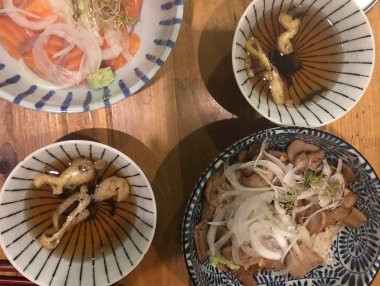 Kore yemeği, pirinç eriştesi ve balık.