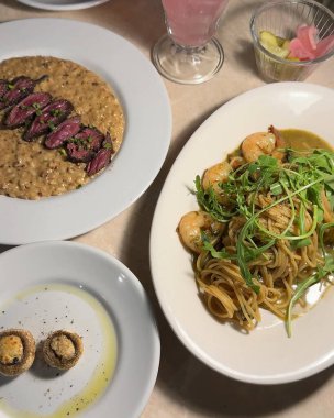 Lezzetli makarna ve makarnanın yüksek açılı çekimi.