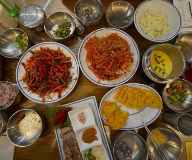 Tabaklarda çeşitli Hint yemekleri