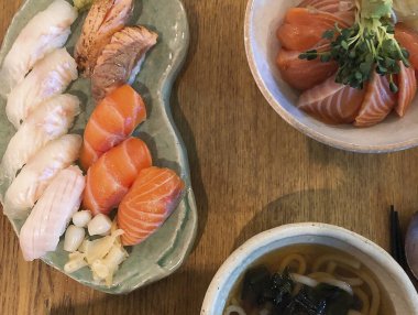 Lezzetli Asya yemeklerinin yakın görüntüsü