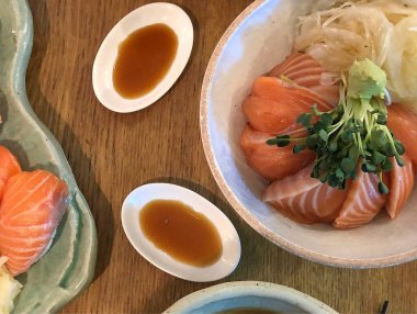 Japon mutfağı. Somon ve sebzeli suşi..