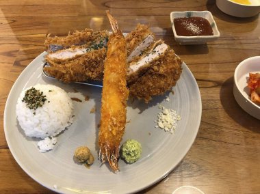 Sarımsaklı ve soslu kızarmış karides.