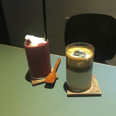 Bir fincan kahve iç.