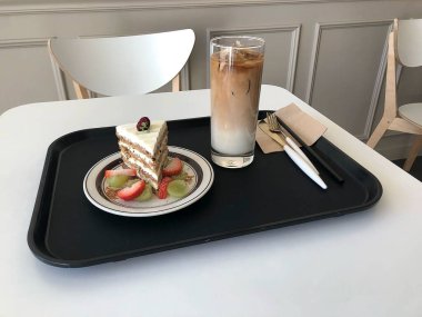 kahve ve kek masada.