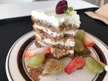 Kremalı ve dutlu lezzetli çikolatalı pasta.