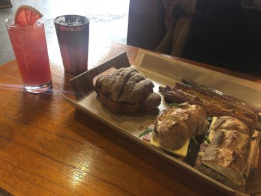 Bir bardak çay ve bir fincan kahve.