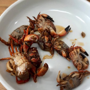 Baharatlı ve sebzeli ızgara karides.