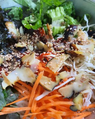 Kore yemeği, tavuk ve sebzeli salata.