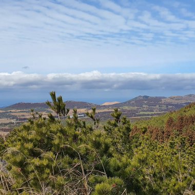Dağların ve denizin manzarası