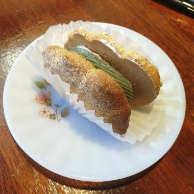 Japon mutfağı, somonlu suşi, balık, karides ve tabakta balık.