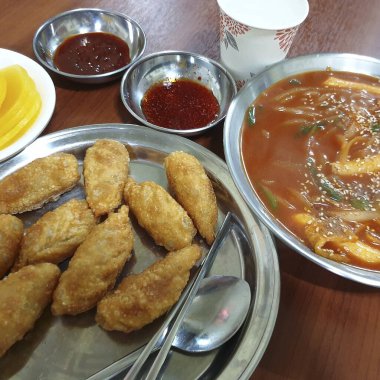 Lezzetli Asya yemeklerinin yakın görüntüsü