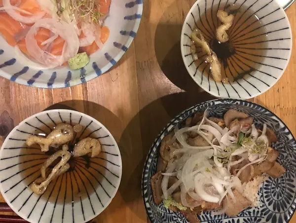 Kore yemeği, pirinç eriştesi ve balık.