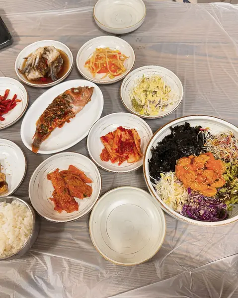 Sebzeli ve kaşıklı bir yemek fotoğrafı.