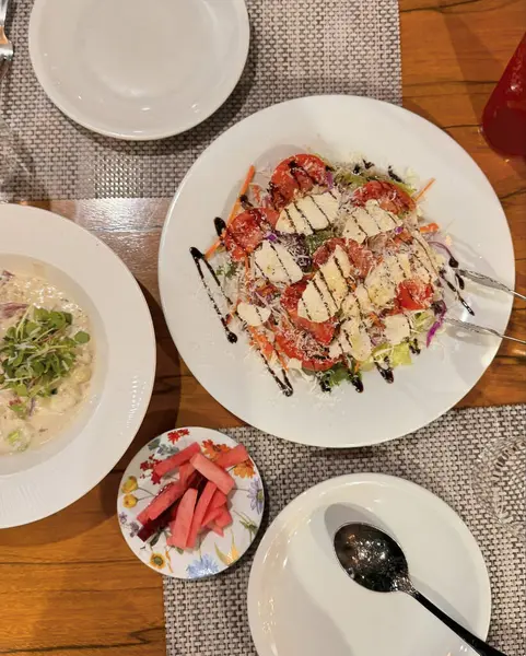 Balık ve sebze salatası