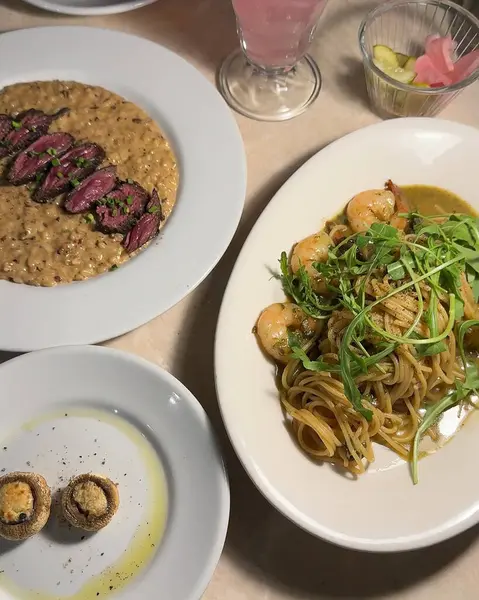 Lezzetli makarna ve makarnanın yüksek açılı çekimi.