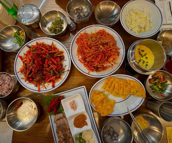 Tabaklarda çeşitli Hint yemekleri