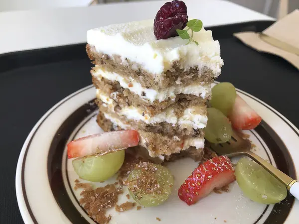 Kremalı ve dutlu lezzetli çikolatalı pasta.