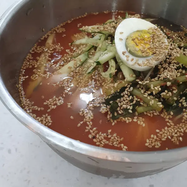 Tayland yemeği, sebzeli baharatlı çorba, baharatlar, otlar ve baharatlar bir kasede..