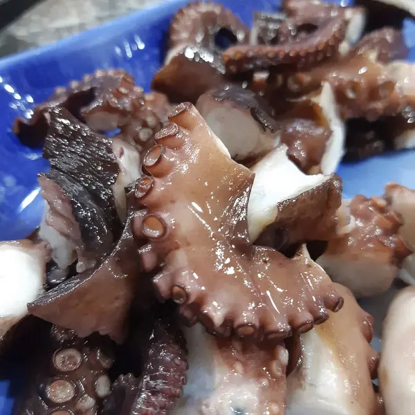 Bir tabakta ahtapot. yüksek kaliteli fotoğraf