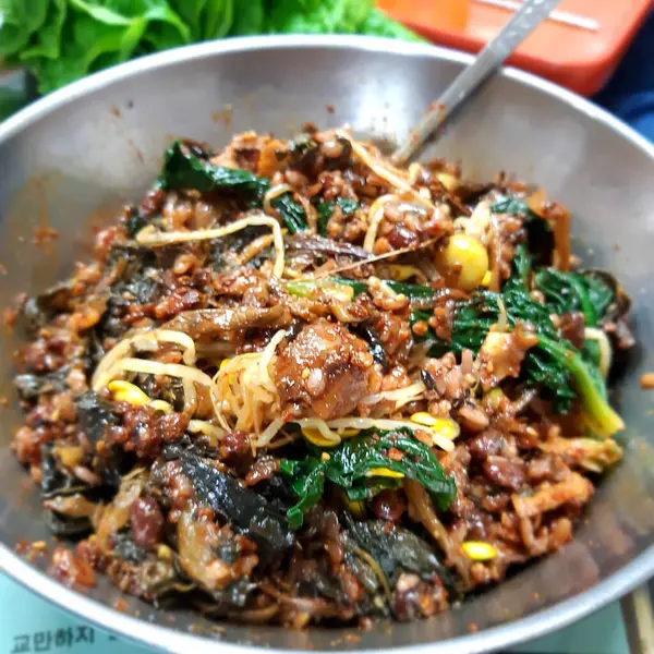 Tavuk ve sebzeli kızarmış pilav.