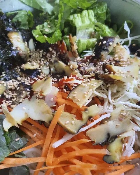 Kore yemeği, tavuk ve sebzeli salata.