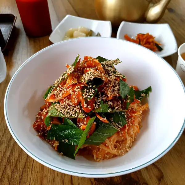 Geleneksel Kore yemekleri - pirinç, sebze ve kimchi