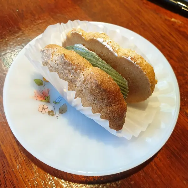 Japon mutfağı, somonlu suşi, balık, karides ve tabakta balık.