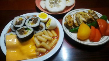 Lezzetli bir suşi ve pilav.