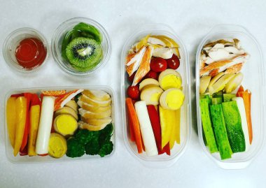 Yiyeceklerle dolu plastik kutu, kapat.