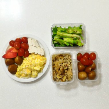 Yiyecek ve içecek ile öğle yemeği kutusu