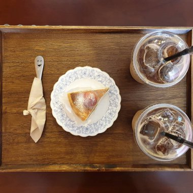 bir fincan kahve ve kurabiye