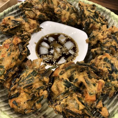 Soslu ve sebzeli kızarmış balık.