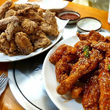 Soslu tavuk kanadı.