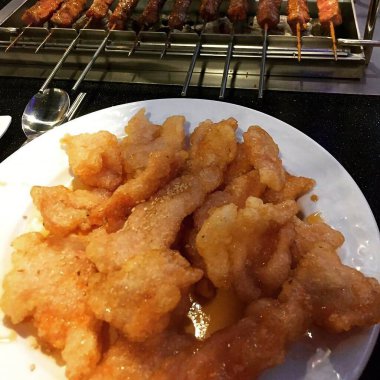 Sos ve baharatlı kızarmış balık.