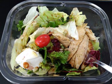 tavuk taze sebze salatası