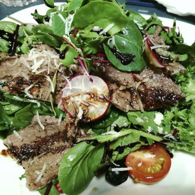 Sebze ve baharatlı ızgara biftek.