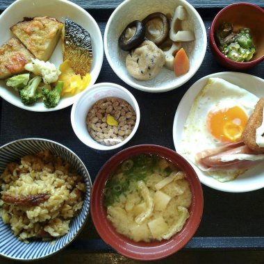 Masadaki lezzetli yiyeceklerin manzarasını kapat.