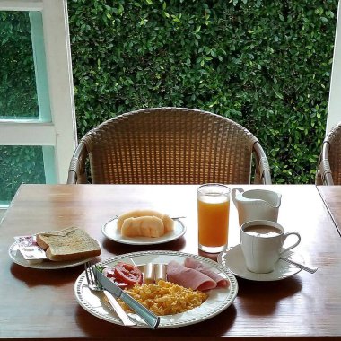 Kahve, çay ve kahve ile kahvaltı masası.