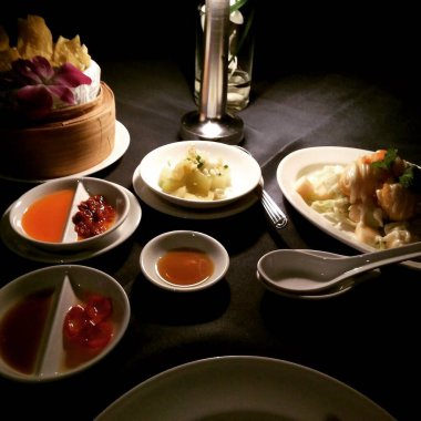 Lezzetli Asya yemeklerinin yakın görüntüsü