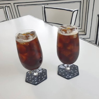 iki bardak buzlu kahve.