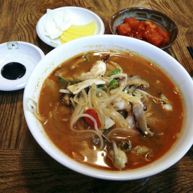 Lezzetli Asya yemeklerinin yakın görüntüsü