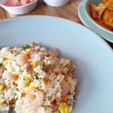 Kızarmış pirinç ve sebzeli domuz eti.