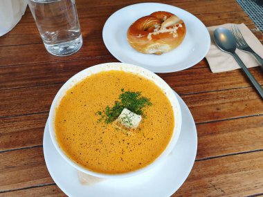 Tavuk, havuç ve kremalı çorba.