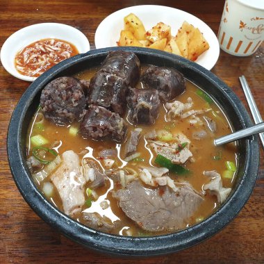 Kore yemeği, kızarmış domuz ve pilav.