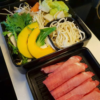 Et ve sebzeli taze salata.